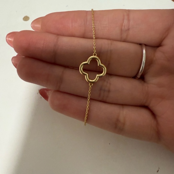 Elegant Gold Clover Bracelet - Picture 1 of 3